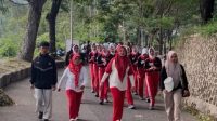 Langkah tegap dan semangat yang tak luntur. Ny. Kurniati berjalan diiringi 60 calon Paskibraka yang sedang ditempa kedisiplinan dan karakter, menyatu dalam kegiatan Solok Sehat di GOR Batu Batupang