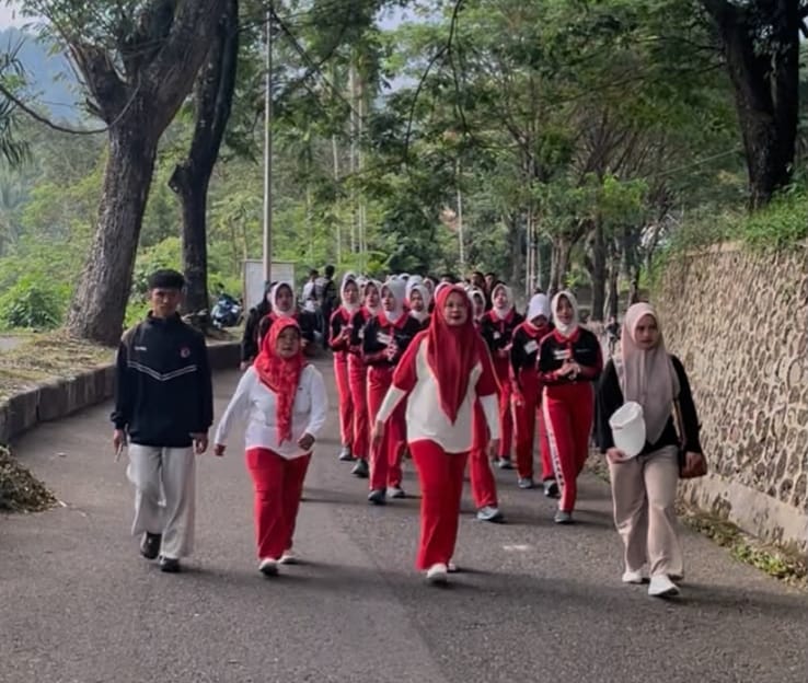 Langkah tegap dan semangat yang tak luntur. Ny. Kurniati berjalan diiringi 60 calon Paskibraka yang sedang ditempa kedisiplinan dan karakter, menyatu dalam kegiatan Solok Sehat di GOR Batu Batupang