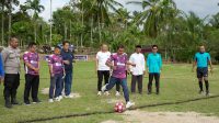 Tendangan pertama yang membuka harapan. Bupati Solok, Dr. (HC) Jon Firman Pandu, SH, menendang bola secara resmi menandai dimulainya Turnamen Sepak Bola Mahabbah Cup I di Nagari Koto Hilalang