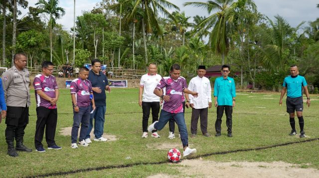 Tendangan pertama yang membuka harapan. Bupati Solok, Dr. (HC) Jon Firman Pandu, SH, menendang bola secara resmi menandai dimulainya Turnamen Sepak Bola Mahabbah Cup I di Nagari Koto Hilalang