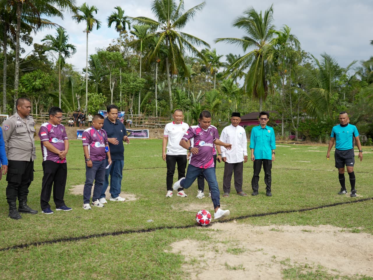 Tendangan pertama yang membuka harapan. Bupati Solok, Dr. (HC) Jon Firman Pandu, SH, menendang bola secara resmi menandai dimulainya Turnamen Sepak Bola Mahabbah Cup I di Nagari Koto Hilalang