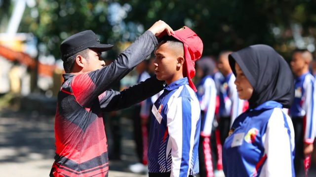 Salah satu momen penyematkan tanda peserta kepada calon Paskibraka Kota Solok, simbol bahwa kini amanah sudah diterima, dan proses pembentukan karakter serta kedisiplinan pun dimulai demi mengemban tugas suci di hari kemerdekaan nanti.