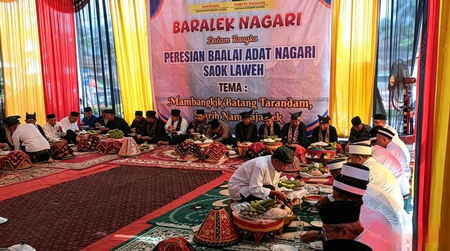 Makan baradaik, simbol persaudaraan yang tak terputus. Duduk bersama dalam kebersamaan yang hangat di Baralek Nagari Saok Laweh, bukti bahwa adat menyatukan, dan kebersamaan adalah kekuatan terbesar nagari.