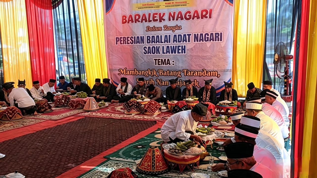 Makan baradaik, simbol persaudaraan yang tak terputus. Duduk bersama dalam kebersamaan yang hangat di Baralek Nagari Saok Laweh, bukti bahwa adat menyatukan, dan kebersamaan adalah kekuatan terbesar nagari.