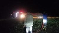 Di bawah gelapnya malam, air dialirkan guna menyiram lahan penanaman jagung.