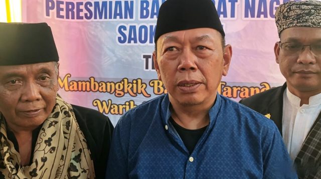 Wakil Ketua I DPRD Kabupaten Solok, M. Hidayat, B.Sc., Ac (Bang Dayat) memberikan pernyataan di hadapan warga seusai peresmian Balai Adat Nagari Saok Laweh, Kecamatan Kubung, Kabupaten Solok.