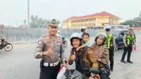 Kasat Lantas Polres Solok Kota, IPTU Rido, S.H., M.H., menyapa dan menyerahkan bendera Merah Putih kepada pengguna jalan dengan penuh keramahan. Warga tampak tersenyum bahagia sambil mengacungkan jempol, menjelang peringatan HUT Kemerdekaan RI ke-81.