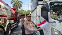 Kapolsek IX Koto Sungai Lasi, AKP Oon Kurnia Illahi, memasang bendera Merah Putih di kendaraan warga dengan penuh ketulusan. Sebagai simbol cinta tanah air dan semangat persatuan, menjelang peringatan HUT Kemerdekaan RI ke-81.
