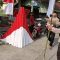Personel Bhabinkamtibmas Polres Solok Kota bekerja sama memasang bendera Merah Putih dan menghias sudut jalan dengan warna kebangsaan jelang HUT Kemerdekaan RI ke-81.