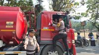Kapolsek IX Koto Sungai Lasi, AKP Oon Kurnia Ilahi, memimpin langsung pembagian dan pemasangan bendera Merah Putih kepada pengendara di Jalan Lintas Sumatera.