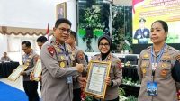 Kapolda Sumatera Barat Irjen Pol Djati Wiyoto Abadhy menyerahkan piagam penghargaan nilai sempurna IKPA kepada Kapolres Solok AKBP Rini Anggraini dalam Gelar Operasional dan Pembinaan Semester I Tahun 2026 di Gedung Rangkayo Basa, Kota Padang.