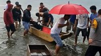 Tim SAR gabungan bersama warga saat mengevakuasi jenazah korban tenggelam di perairan Danau Singkarak
