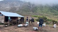 Relawan Pokdarwis Bukik Bulek dan komunitas pendaki bergotong-royong mengumpulkan sampah yang tertinggal di sepanjang jalur pendakian hingga ke puncak Gunung Talang.