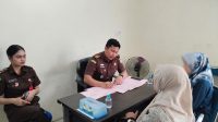 Penandatanganan berkas perkara dugaan korupsi keuangan Nagari Koto Baru yang telah masuk tahap penuntutan di Kejaksaan Negeri Solok