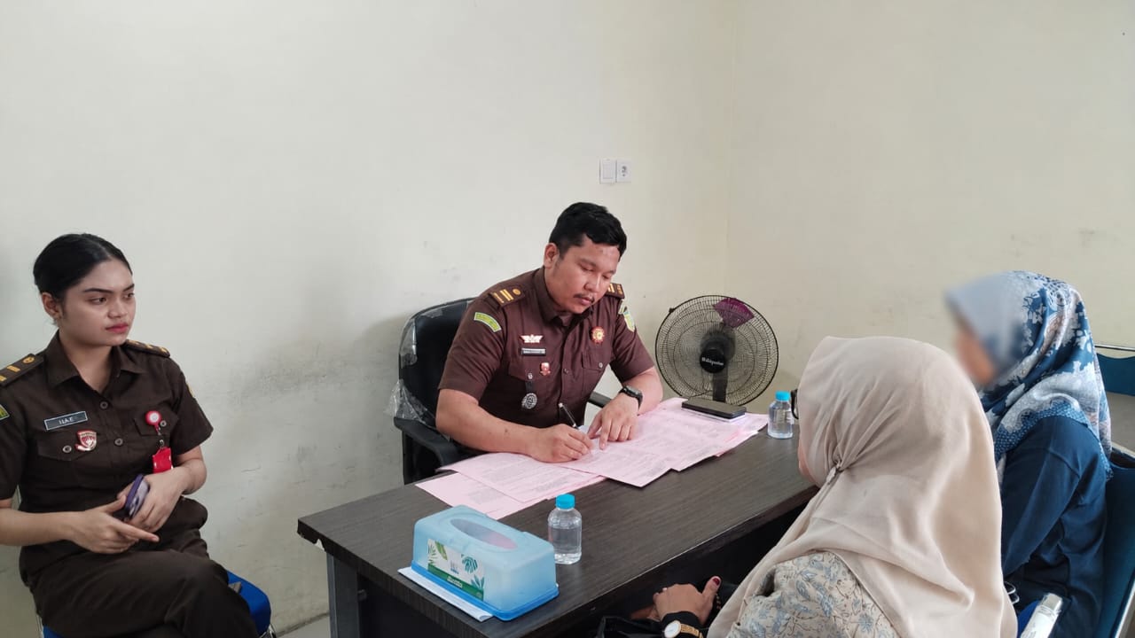 Penandatanganan berkas perkara dugaan korupsi keuangan Nagari Koto Baru yang telah masuk tahap penuntutan di Kejaksaan Negeri Solok