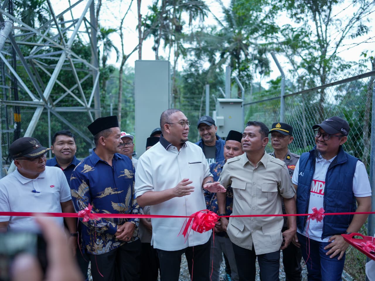 Peresmian menara BTS di Nagari Sariak Alahan Tigo, Kecamatan Hiliran Gumanti, Kabupaten Solok, oleh Wakil Ketua Komisi VI DPR RI Andre Rosiade bersama Bupati Solok Jon Firman Pandu.