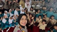 Kapolres Solok AKBP Rini Anggraini berfoto bersama ratusan siswa SMA Negeri 2 Gunung Talang dalam kegiatan Polwan Goes To School.