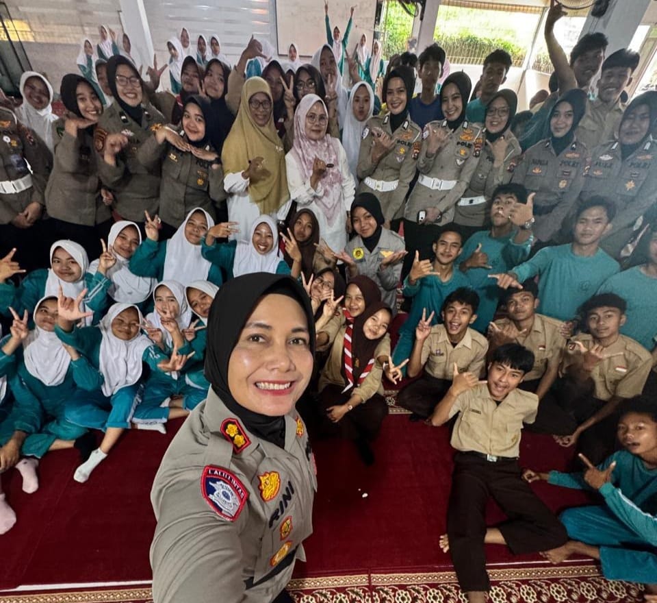 Kapolres Solok AKBP Rini Anggraini berfoto bersama ratusan siswa SMA Negeri 2 Gunung Talang dalam kegiatan Polwan Goes To School.
