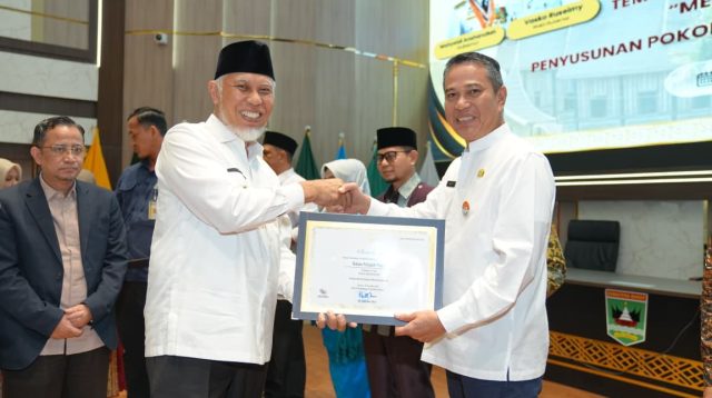Gubernur Sumatera Barat Mahyeldi Ansharullah menyerahkan sertifikat pengakuan Warisan Budaya Takbenda Indonesia kepada Pj Sekretaris Daerah Kabupaten Solok Masheri Yanda Boy, di Auditorium Kantor Gubernur Sumatera Barat, Padang
