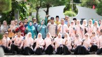 Wali Kota Solok Dr. H. Ramadhani Kirana Putra bersama Ketua TP PKK Kota PKK dan seluruh kontingen kader PKK Kota Solok bersemangat berpose bersama sesaat sebelum dilepas menuju Jambore Kader PKK Berprestasi Tingkat Provinsi Sumatera Barat, di halaman Rumah Dinas Wali Kota Solok.