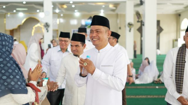 Bupati Solok Jon Firman Pandu, Wakil Bupati Solok Chandra menyapa dan bersilaturahmi dengan peserta Tabligh Akbar Maulid Nabi Muhammad SAW di Masjid Agung Darussalam Islamic Center.