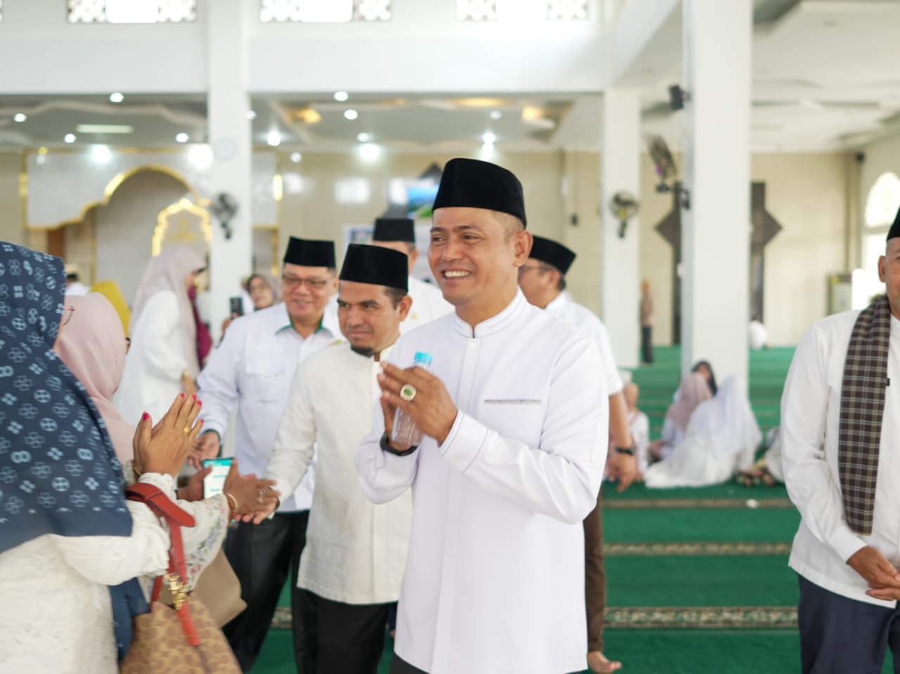 Bupati Solok Jon Firman Pandu, Wakil Bupati Solok Chandra menyapa dan bersilaturahmi dengan peserta Tabligh Akbar Maulid Nabi Muhammad SAW di Masjid Agung Darussalam Islamic Center.