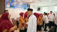 Bupati Solok Jon Firman Pandu menyapa dan melepas secara resmi Kontingen Jambore Kader PKK Berprestasi Kabupaten Solok menuju ajang tingkat Provinsi Sumatera Barat.