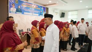 Bupati Solok Jon Firman Pandu menyapa dan melepas secara resmi Kontingen Jambore Kader PKK Berprestasi Kabupaten Solok menuju ajang tingkat Provinsi Sumatera Barat.