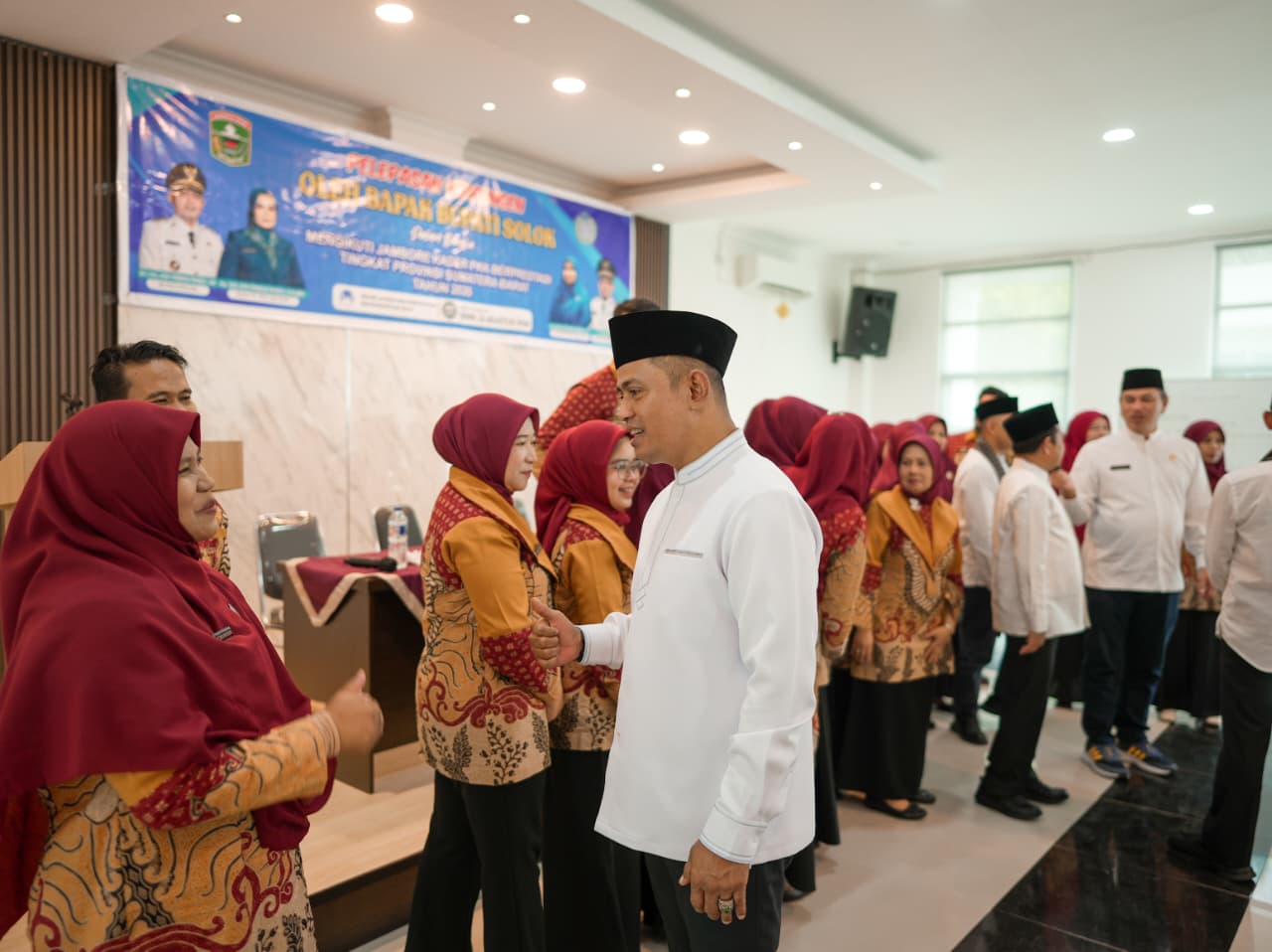 Bupati Solok Jon Firman Pandu menyapa dan melepas secara resmi Kontingen Jambore Kader PKK Berprestasi Kabupaten Solok menuju ajang tingkat Provinsi Sumatera Barat.