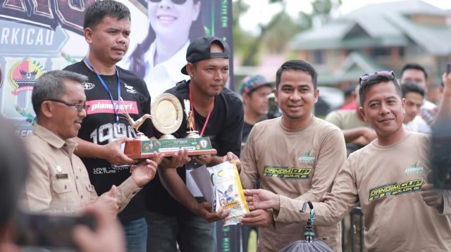 Wali Kota Solok Dr. H. Ramadhani Kirana Putra bersama Dandim 0309/Solok Letkol Inf Sugeng Riyadi secara simbolis menyerahkan hadiah kepada para pemenang dalam Festival dan Lomba Burung Berkicau Dandim Cup Solok 3 di Lapangan Merdeka Kota Solok.