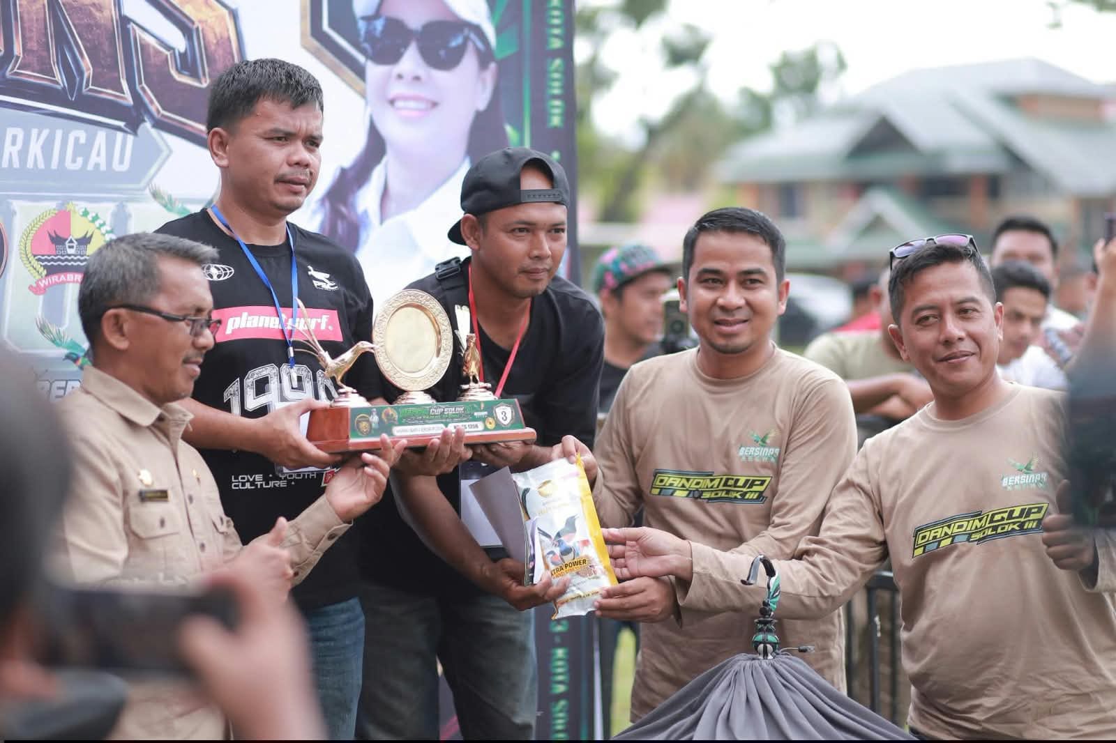 Wali Kota Solok Dr. H. Ramadhani Kirana Putra bersama Dandim 0309/Solok Letkol Inf Sugeng Riyadi secara simbolis menyerahkan hadiah kepada para pemenang dalam Festival dan Lomba Burung Berkicau Dandim Cup Solok 3 di Lapangan Merdeka Kota Solok.