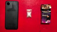 Barang bukti yang diamankan petugas, HP Realme, paket diduga sabu, serta kotak rokok Draco tempat menyembunyikan barang terlarang milik tersangka