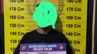 Tersangka saat didata oleh tim Satresnarkoba Polres Solok, setelah diamankan beserta barang bukti narkotika jenis sabu di wilayah Nagari Gauang, Kecamatan Kubung, Kabupaten Solok