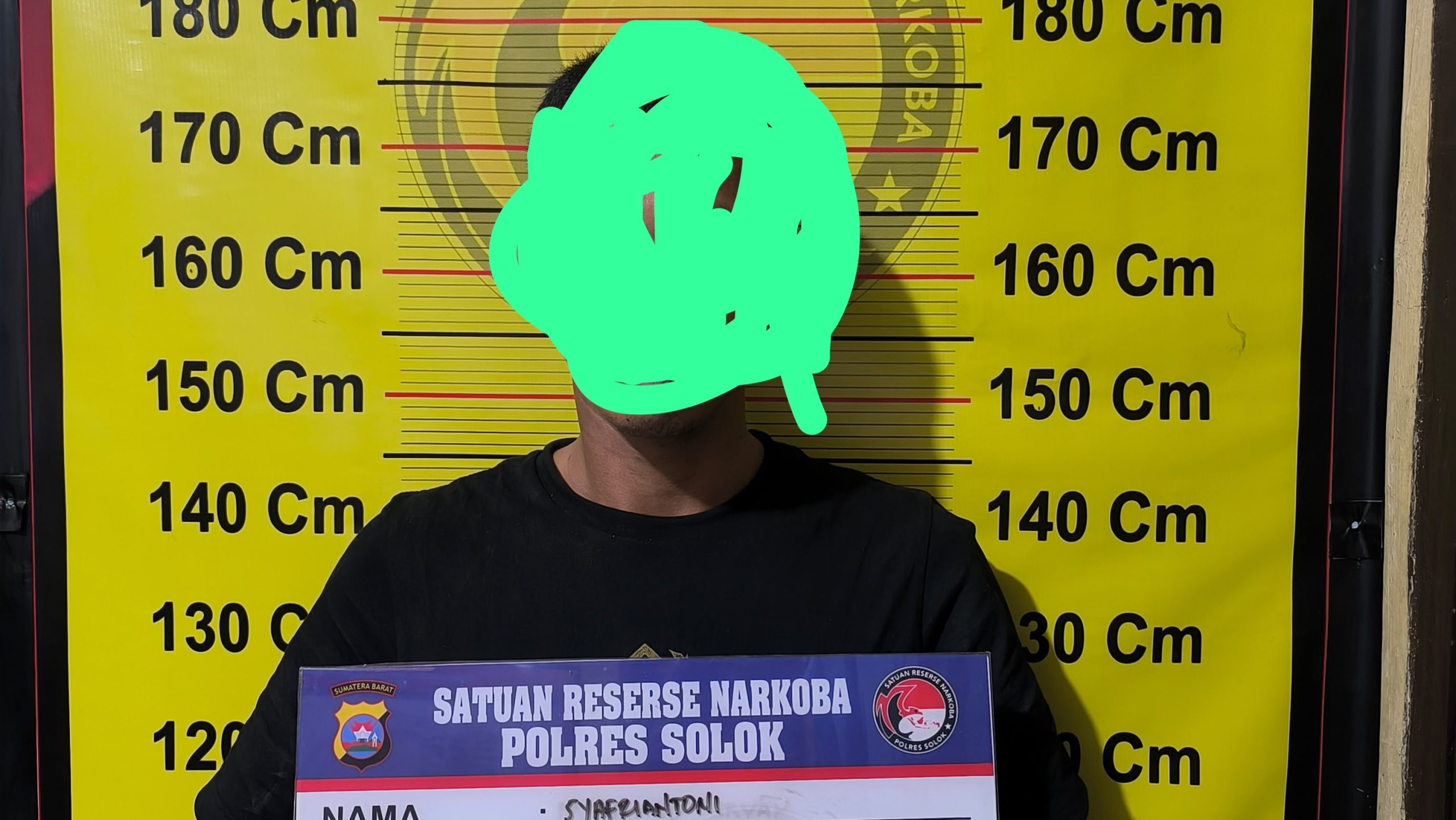 Tersangka saat didata oleh tim Satresnarkoba Polres Solok, setelah diamankan beserta barang bukti narkotika jenis sabu di wilayah Nagari Gauang, Kecamatan Kubung, Kabupaten Solok