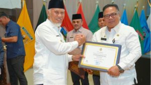 Sekretaris Daerah Kabupaten Solok Selatan, Dr. H. Syamsurizaldi (kiri), menerima sertifikat penetapan Warisan Budaya Takbenda Indonesia dari Pemerintah Provinsi Sumatera Barat di Kantor Gubernur Sumatera Barat. Tiga budaya yang ditetapkan yakni Pangek Pisang, Saluang Panjang, dan Tari Indang Tagak Beringin Sakti.
