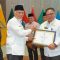 Sekretaris Daerah Kabupaten Solok Selatan, Dr. H. Syamsurizaldi (kiri), menerima sertifikat penetapan Warisan Budaya Takbenda Indonesia dari Pemerintah Provinsi Sumatera Barat di Kantor Gubernur Sumatera Barat. Tiga budaya yang ditetapkan yakni Pangek Pisang, Saluang Panjang, dan Tari Indang Tagak Beringin Sakti.