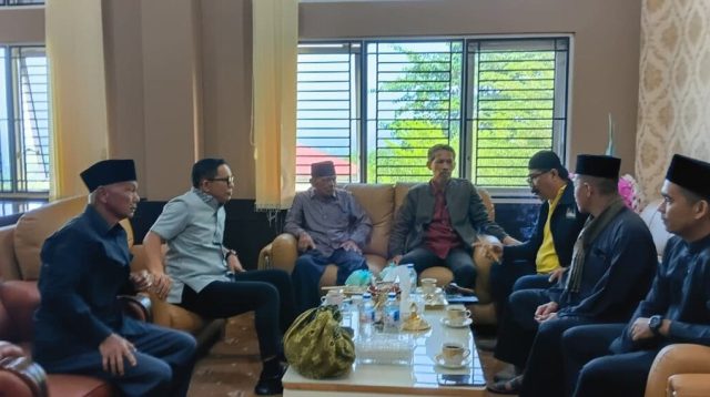 Para Tuo Silek, pemangku adat, dan Ketua DPRD Kota Solok Fauzi Rusli bersilaturahmi membahas persiapan Silaturahmi Silek Tuo Balenong ke-7.