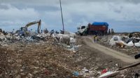 Kegiatan pengangkutan dan pengelolaan sampah di lokasi pembuangan akhir, didukung penambahan armada baru melalui Dana TKD Kota Solok guna menjaga pelayanan optimal masyarakat.