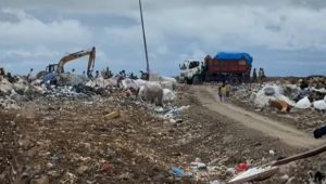 Kegiatan pengangkutan dan pengelolaan sampah di lokasi pembuangan akhir, didukung penambahan armada baru melalui Dana TKD Kota Solok guna menjaga pelayanan optimal masyarakat.