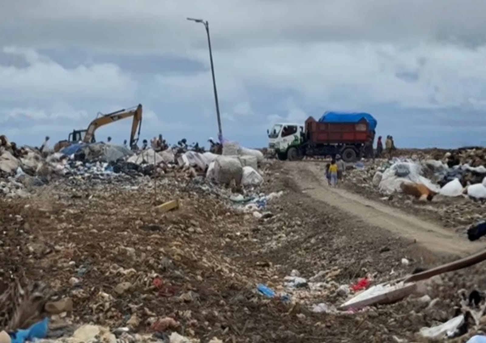 Kegiatan pengangkutan dan pengelolaan sampah di lokasi pembuangan akhir, didukung penambahan armada baru melalui Dana TKD Kota Solok guna menjaga pelayanan optimal masyarakat.