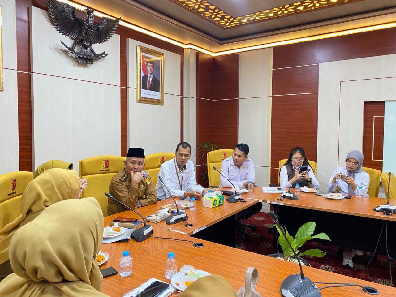 Wakil Wali Kota Solok H. Suryadi Nurdal menerima kunjungan Tim BPK RI dalam rangka Entry Meeting di Ruang Rapat Zarhismi Ajiz, sebagai langkah awal pemeriksaan dan penguatan tata kelola keuangan daerah Kota Solok.