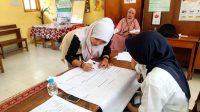 Suasana pelengkapan administrasi dan penandatanganan berkas pemungutan suara pada proses Pemilihan Wali Nagari Koto Sani di Kabupaten Solok