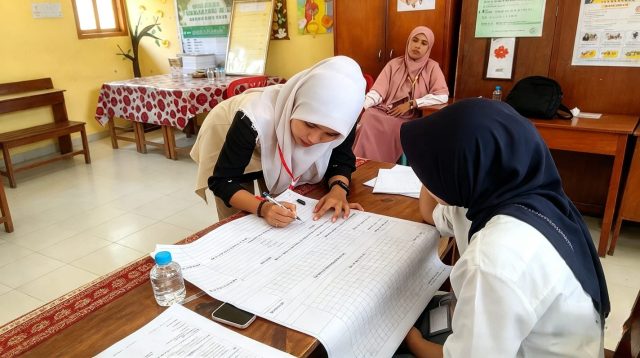 Suasana pelengkapan administrasi dan penandatanganan berkas pemungutan suara pada proses Pemilihan Wali Nagari Koto Sani di Kabupaten Solok