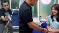 Bupati Solok, Dr. (HC) Jon Firman Pandu, S.H., menjenguk Geza Dilaela, atlet taekwondo peraih medali emas Porprov XVI Sumbar 2026, di RST Solok