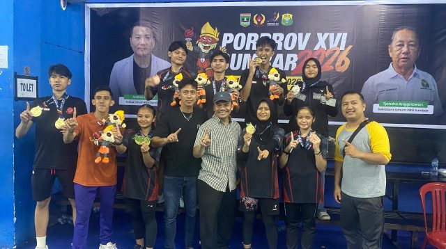 Skuad bulu tangkis Kabupaten Solok berfoto penuh kebahagiaan bersama Ketua PBSI Kabupaten Solok Patrischan, usai menyapu bersih tiga medali emas di hari terakhir pertandingan cabor bulu tangkis Porprov XVI Sumbar 2026.