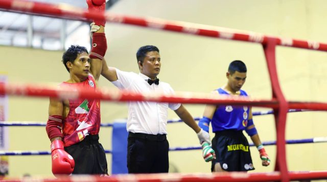 Tangan kebanggaan diangkat tinggi! Wasit secara resmi menyatakan kemenangan atlet Kota Solok yang tampil gagah di atas ring, meraih medali emas dan mengharumkan nama daerah di ajang Porprov XVI Sumbar 2026.
