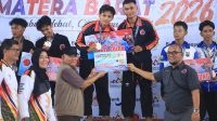 Wakil Wali Kota Solok, Suryadi Nurdal, secara langsung mengalungkan medali emas ke leher atlet berprestasi sekaligus menyerahkan bonus spontan senilai satu juta rupiah di ajang PorProv Sumbar.