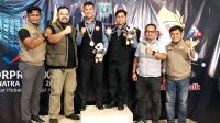 Momen kebanggaan terabadikan di atas podium! Ketua POBSI Sumatera Barat, Irfan Amran bersama Ketua KONI Kota Solok, Rudi Horizon, berfoto penuh semangat bersama para pebiliar andalan Kota Solok yang baru saja meraih medali di ajang Porprov XVI Sumbar 2026.