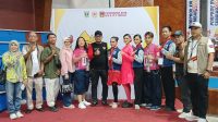Penuh senyum dan semangat! Para atlet Dance Sport Kota Solok bersama jajaran pengurus dan pendamping berfoto bahagia di lokasi pertandingan Porprov XVI Sumbar 2026.