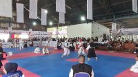 Suasana penuh semangat di arena pertandingan Shorinji Kempo Porprov XVI Sumbar 2026! Para kenshi tampil fokus dan penuh keyakinan di atas matras, di hadapan juri dan penonton yang antusias menyaksikan setiap gerakan yang ditampilkan.